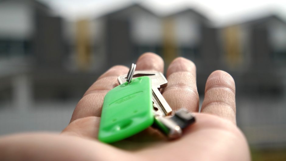 Vendre ou louer son bien immobilier : comment choisir ?